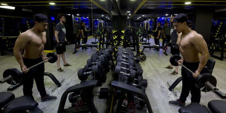 Palestinos hacen ejercicio en el Techno-Gym en la ciudad de Gaza, el domingo | Foto: AP Photo / Hatem Moussa