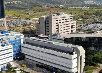 El Parque Matam High-Tech en la entrada sur de Haifa es el parque tecnológico dedicado más grande y antiguo de Israel. Los edificios en Matam al frente de la imagen son de Intel y Elbit Systems. Foto: Zvi Roger / Wikimedia Commons.