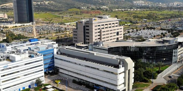 El Parque Matam High-Tech en la entrada sur de Haifa es el parque tecnológico dedicado más grande y antiguo de Israel. Los edificios en Matam al frente de la imagen son de Intel y Elbit Systems. Foto: Zvi Roger / Wikimedia Commons.