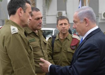 Netanyahu con el jefe de personal adjunto y el comandante del Comando Sur