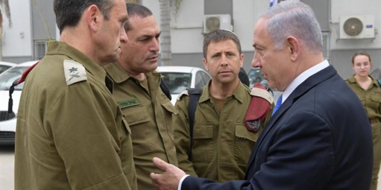 Netanyahu con el jefe de personal adjunto y el comandante del Comando Sur