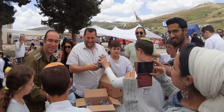 15.000 israelíes celebran el Día de la Independencia en exposición de las FDI en Samaria