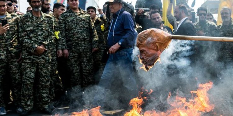 Los manifestantes en Irán queman la máscara de Donald Trump en el Día de Al Quds el 31 de mayo de 2019 REUTERS