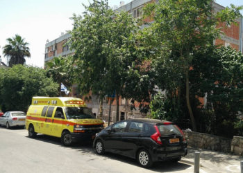 Ambulancia fuera de la escena de un presunto asesinato en la calle Bar Yochai en el vecindario Gonen de Jerusalem, 21 de mayo de 2019. (Magen David Adom)
