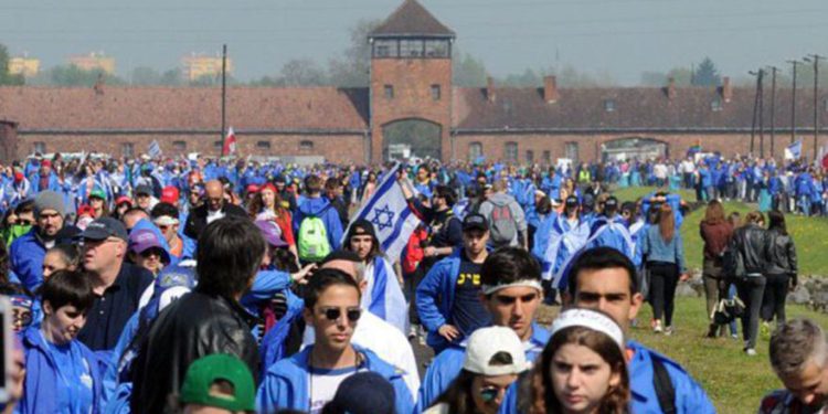 Miles se reúnen en la Marcha de los Vivos en Auschwitz para conmemorar las víctimas del Holocausto
