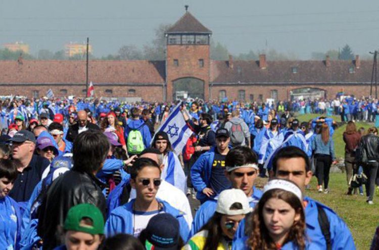 Miles se reúnen en la Marcha de los Vivos en Auschwitz para conmemorar las víctimas del Holocausto