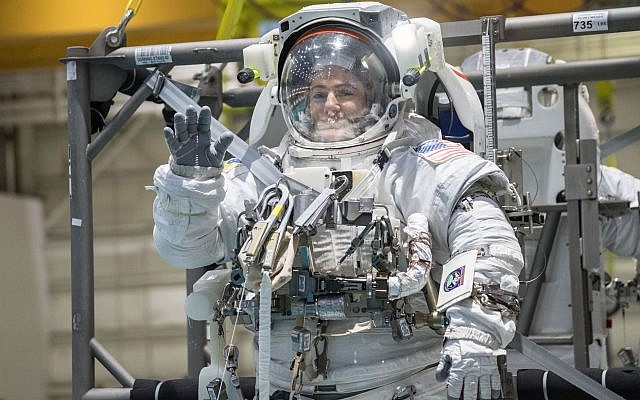 Meir se prepara para sumergirse en el Laboratorio de Flotabilidad Neutral de 6.2 millones de galones de la NASA para el entrenamiento en paseos espaciales. (NASA / Josh Valcarcel)