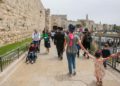 Turistas y lugareños visitan la Ciudad Vieja de Jerusalén durante las vacaciones de Pascua | Foto: Oren Ben Hakoon