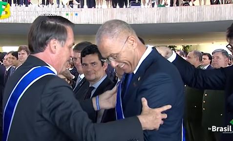 El presidente de Brasil, Jair Bolsonaro (L), otorga a la Embajador de Israel en Brasilia Yossi Shelley el 7 de mayo de 2019 (Screencapture / YouTube) la Orden Nacional de la Cruz del Sur, el mayor honor nacional del país para los invitados de alto rango.