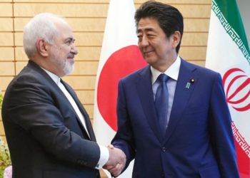 El ministro de Relaciones Exteriores de Irán, Mohammad Javad Zarif, a la izquierda, y el primer ministro japonés, Shinzo Abe, a la derecha, se dan la mano en la residencia oficial de Abe en Tokio, el jueves 16 de mayo de 2019. Foto: Eugene Hoshiko / Pool a través de Reuters.