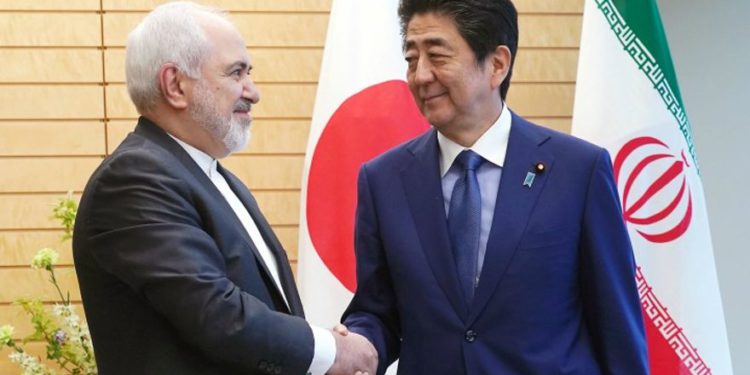 El ministro de Relaciones Exteriores de Irán, Mohammad Javad Zarif, a la izquierda, y el primer ministro japonés, Shinzo Abe, a la derecha, se dan la mano en la residencia oficial de Abe en Tokio, el jueves 16 de mayo de 2019. Foto: Eugene Hoshiko / Pool a través de Reuters.