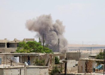 El humo se eleva después de que el régimen de Assad llevó a cabo ataques aéreos en Idlib, Siria, el 8 de septiembre de 2018 [Ekrem Masry / Agencia Anadolu]