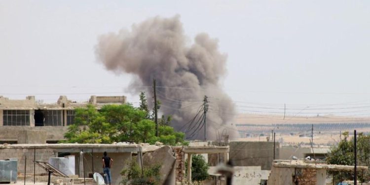 El humo se eleva después de que el régimen de Assad llevó a cabo ataques aéreos en Idlib, Siria, el 8 de septiembre de 2018 [Ekrem Masry / Agencia Anadolu]