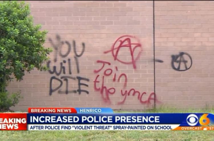 Vándalos pintados con aerosol "Morirás" y varios eslóganes antisemitas en una escuela secundaria en Virginia el 12 de mayo de 2019. (Captura de pantalla de WTVR)
