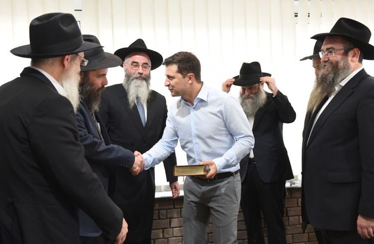 Vlodymyr Zelensky, presidente electo de Ucrania, se reúne con rabinos en Kiev a principios de mayo de 2019. (Cortesía de la Comunidad Judía de Dnepro / via JTA)