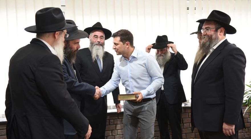 Vlodymyr Zelensky, presidente electo de Ucrania, se reúne con rabinos en Kiev a principios de mayo de 2019. (Cortesía de la Comunidad Judía de Dnepro / via JTA)