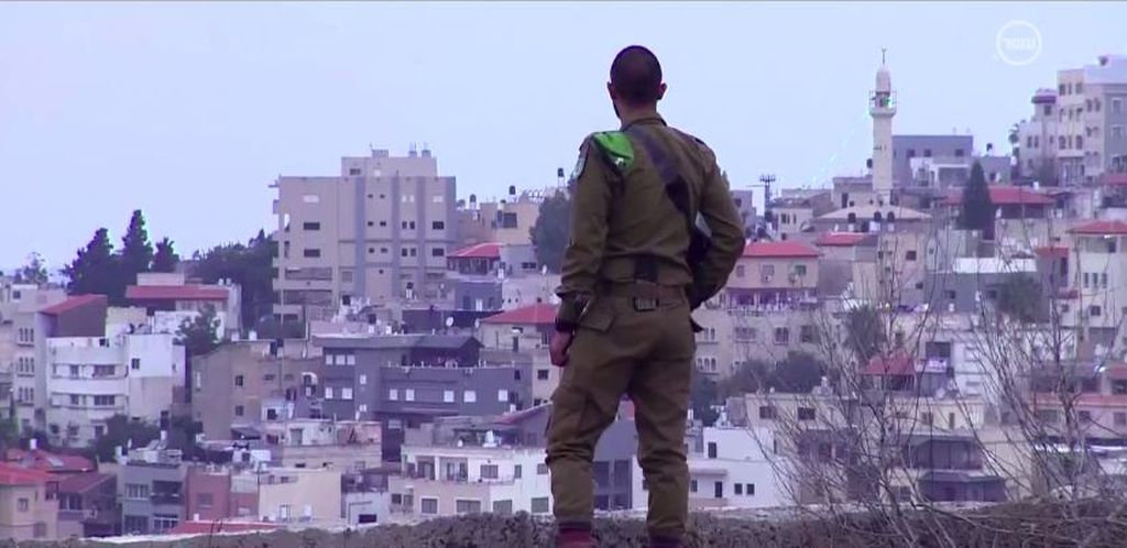 Yahya mirando a Umm el Fahem, a la que sigue sin entrar. (Captura de pantalla de Hadshot 10)