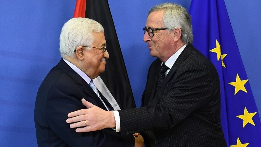 El presidente de la Autoridad Palestina, Mahmoud Abbas, es recibido por el presidente de la Comisión Europea, Jean-Claude Juncker, en la Comisión Europea en Bruselas el 27 de marzo de 2017. (AFP Photo / Emmanuel Dunand)