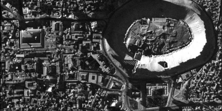 Alepo en Siria, tomada por U2 Mission 8652 el 19 de noviembre de 1959: observe la ciudadela de la derecha (NARA)
