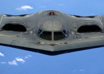 Bombardero furtivo B-2 de la USAF será equipado con nueva arma nuclear este año