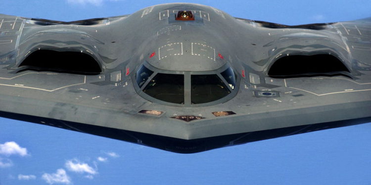 Bombardero furtivo B-2 de la USAF será equipado con nueva arma nuclear este año