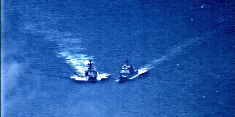Impactantes imágenes muestran al destructor ruso desafiando a un buque de guerra estadounidense