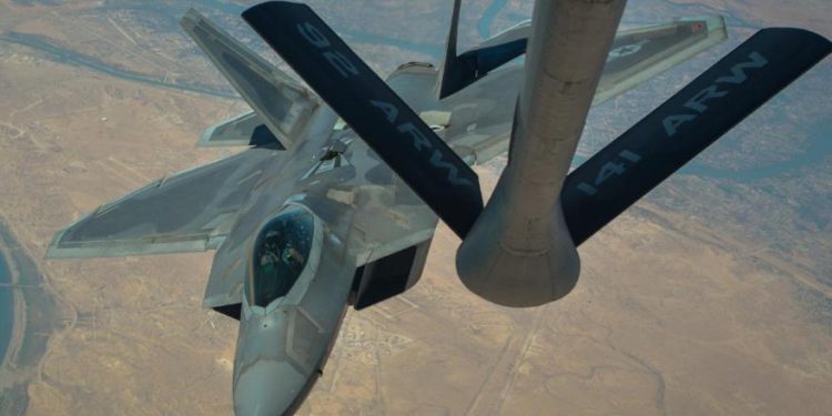 Cazas F-22 de Estados Unidos se encuentran en posición para atacar a Irán