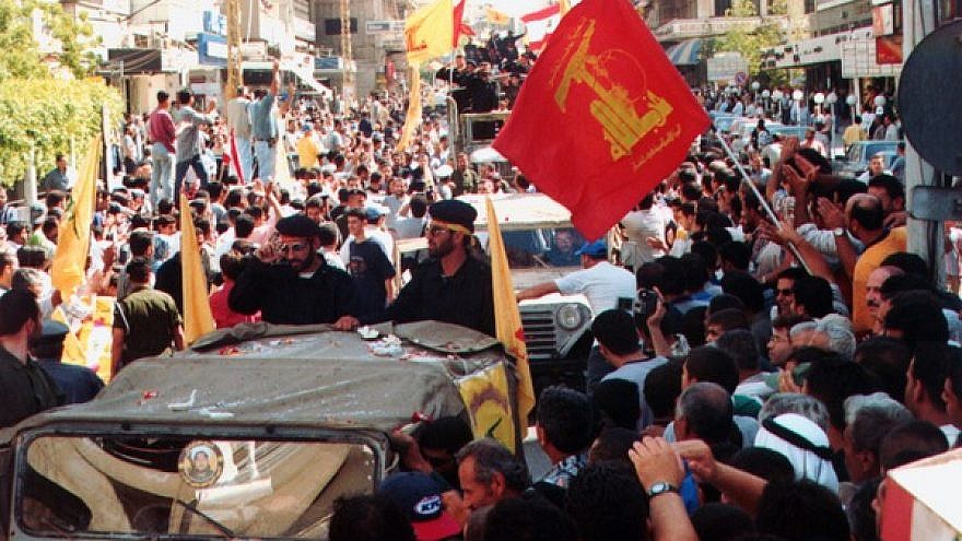 Miembros de Hezbolá y simpatizantes en un desfile después del fin de la ocupación israelí del sur del Líbano en mayo de 2000. Crédito: Khamenei.ir a través de Wikimedia Commons.