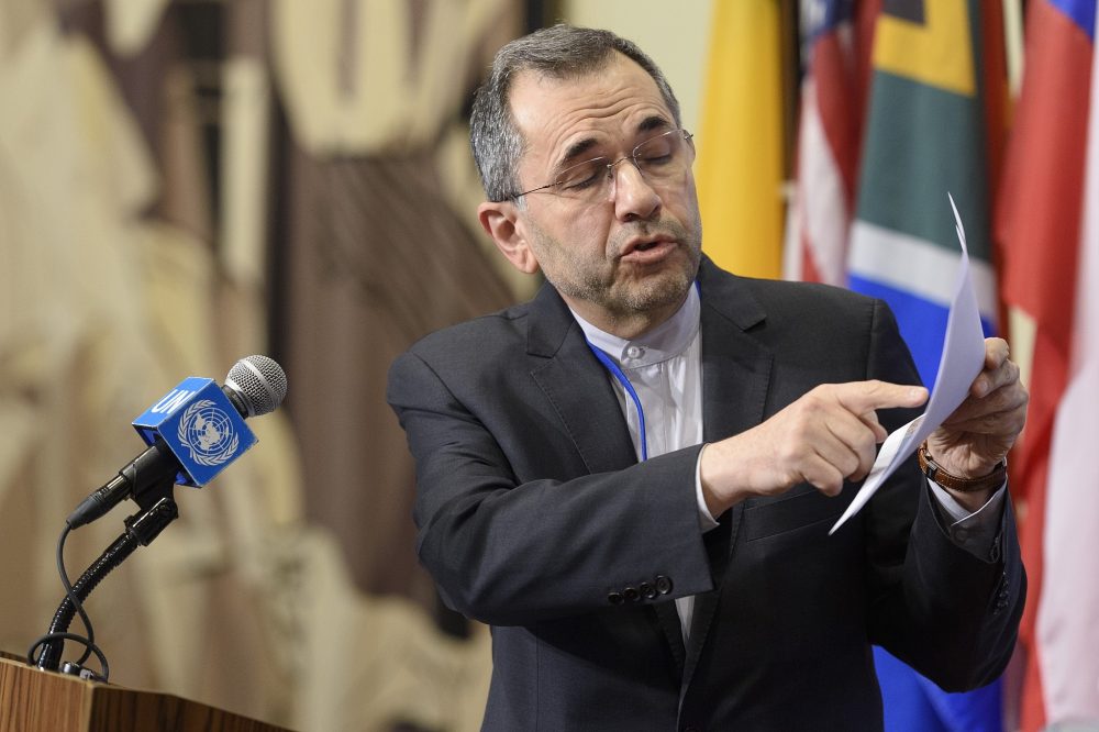 El enviado iraní a la ONU, Majid Takht Ravanchi, informa a los periodistas fuera del Consejo de Seguridad el 24 de junio de 2019. (Loey Felipe / ONU)