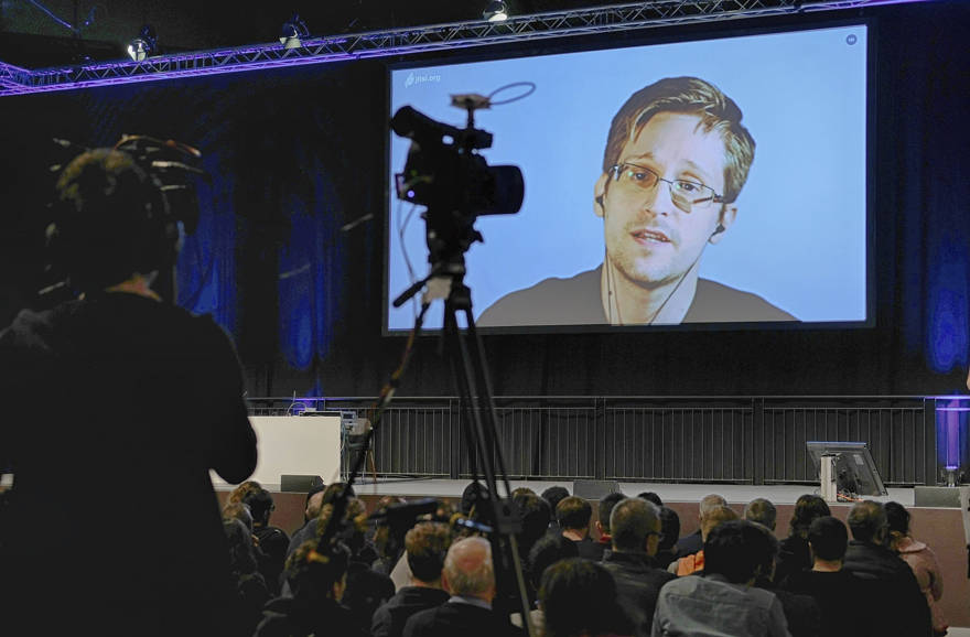 El denunciante estadounidense Edward Snowden se puede ver en las pantallas de video en el 34º Congreso de Comunicación del Caos (34c3) celebrado en Leipzig, Alemania, el 28 de diciembre de 2017. (Sebastian Willnow / dpa a través de AP)
