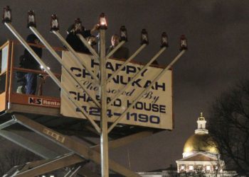 Ilustrativo: un rabino de Chabad enciende la luz del centro en un Hanukkah Menorah de 20 pies de altura en Boston Common, cerca de Statehouse, en Boston, el miércoles 1 de diciembre de 2010. (Foto AP / Steven Senne)