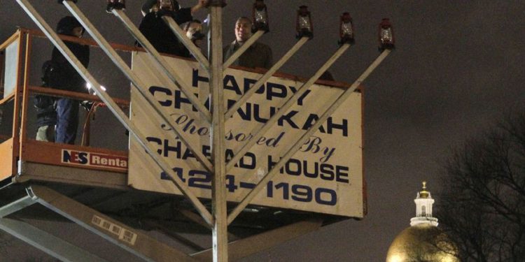 Ilustrativo: un rabino de Chabad enciende la luz del centro en un Hanukkah Menorah de 20 pies de altura en Boston Common, cerca de Statehouse, en Boston, el miércoles 1 de diciembre de 2010. (Foto AP / Steven Senne)