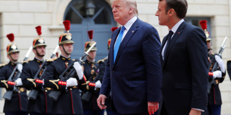 El presidente francés Emmanuel Macron y el presidente estadounidense Donald Trump llegan para conversaciones bilaterales en Caen, Normandía, Francia. (Crédito de la foto: CARLOS BARRIA / REUTERS)