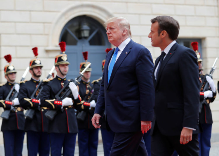 El presidente francés Emmanuel Macron y el presidente estadounidense Donald Trump llegan para conversaciones bilaterales en Caen, Normandía, Francia. (Crédito de la foto: CARLOS BARRIA / REUTERS)