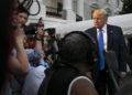 El presidente de Estados Unidos, Donald Trump, habla con los periodistas en la Casa Blanca, el domingo | Foto: AP / Jacquelyn Martin