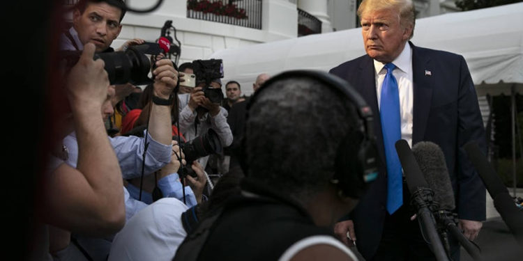 El presidente de Estados Unidos, Donald Trump, habla con los periodistas en la Casa Blanca, el domingo | Foto: AP / Jacquelyn Martin