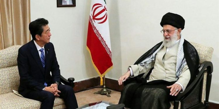 El primer ministro de Japón se reúne con el ayatolá Jamenei en Teherán