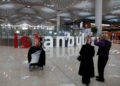 Los pasajeros toman fotos en el nuevo aeropuerto de Estambul en Estambul, Turquía. (Crédito de la foto: UMIT BEKTAS / REUTERS)