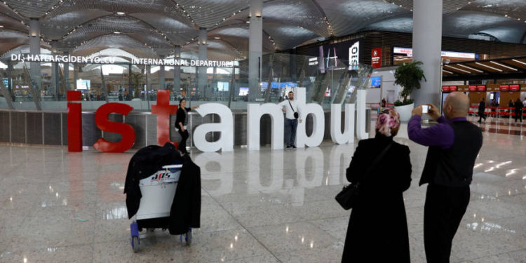 Los pasajeros toman fotos en el nuevo aeropuerto de Estambul en Estambul, Turquía. (Crédito de la foto: UMIT BEKTAS / REUTERS)