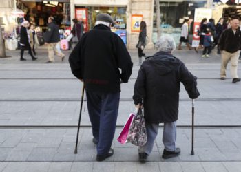 Una pareja de ancianos camina en la calle Jaffa en el centro de Jerusalén el 20 de febrero de 2017. (Nati Shohat / Flash90)