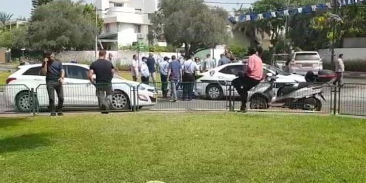 La escena de un apuñalamiento el 5 de junio de 2019 en Ramat Hasharon que dejó a un hombre israelí de 46 años herido de gravedad. (Magen David Adom)