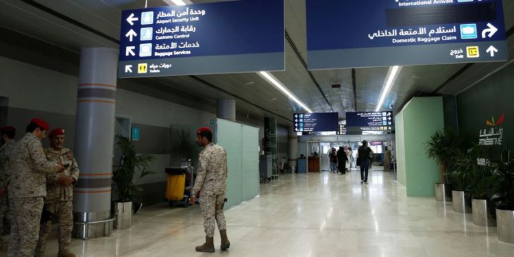 Agentes de seguridad sauditas son vistos en el aeropuerto de Abha de Arabia Saudita, luego de que fue atacado por el grupo Houthi de Yemen en Abha, Arabia Saudita, el 13 de junio de 2019. Faisal al Nasser / Reuters