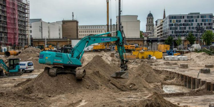 Vista general del sitio de construcción cerca de Alexanderplatz de Berlín, donde se descubrió una bomba de 100 kilogramos de la Segunda Guerra Mundial el 14 de junio de 2019. (John MacDougall / AFP)