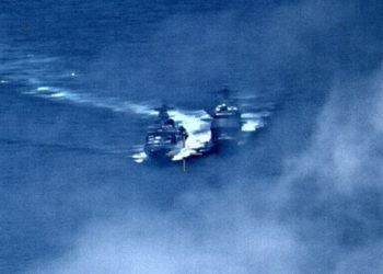 En esta imagen proporcionada por la Marina de los Estados Unidos, un destructor ruso, a la izquierda, navega muy cerca del USS Chancellorsville, a la derecha, mientras opera en el Mar de Filipinas, el viernes 7 de junio de 2019. (Foto del Suboficial de Primera Clase Christopher J Krucke, vía AP)
