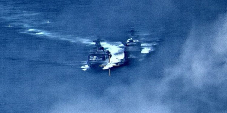 En esta imagen proporcionada por la Marina de los Estados Unidos, un destructor ruso, a la izquierda, navega muy cerca del USS Chancellorsville, a la derecha, mientras opera en el Mar de Filipinas, el viernes 7 de junio de 2019. (Foto del Suboficial de Primera Clase Christopher J Krucke, vía AP)