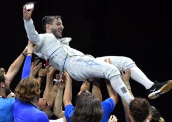 El esgrimista israelí Yuval Freilich es mantenido en alto por su equipo luego de ganar el oro en el Campeonato Europeo de Esgrima en Dusseldorf, 18 de junio de 2019. (Foto de Facebook / Confederación Europea de Esgrima)