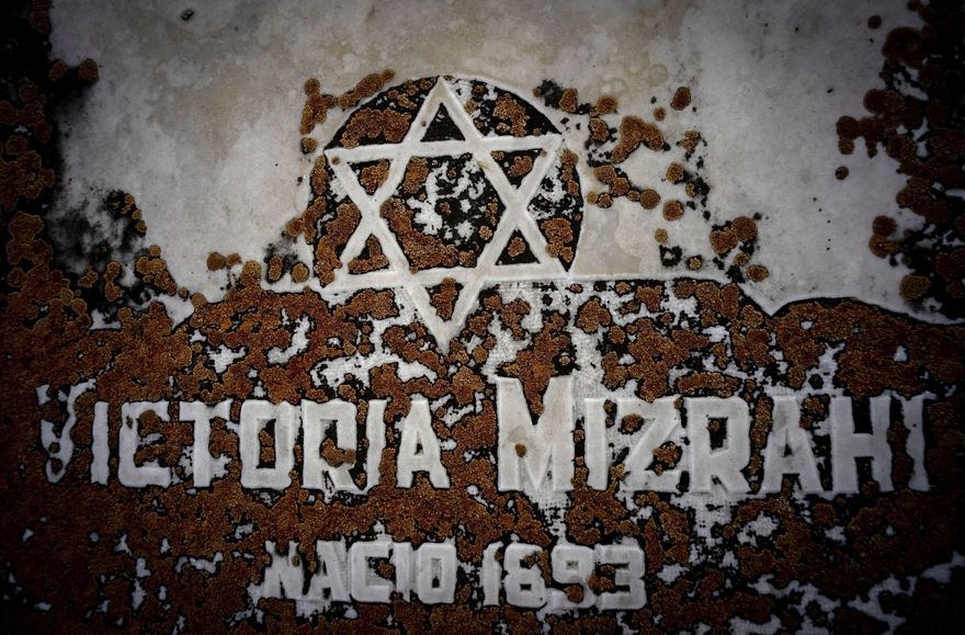 La estrella de David decora una tumba erosionada por musgo en el cementerio judío de Guanabacoa, en el este de La Habana, Cuba, el 7 de junio de 2019. (Ramón Espinosa / AP)