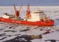 Un buque rompehielos de China navega por el Ártico.