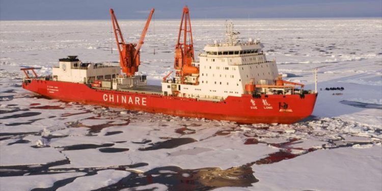 Un buque rompehielos de China navega por el Ártico.