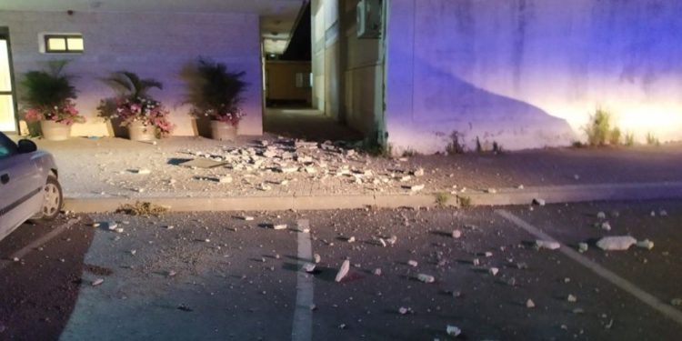 El edificio en Sderot que fue alcanzado por un cohete desde Gaza el jueves. (Crédito de la foto: MENDY RIESEL)